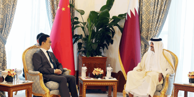 هان جنګ د قطر له امير شيخ تميم بن حمدال ثاني سره ولیدل