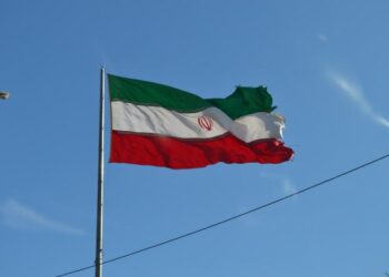 ایران؛ له زلزله ځپلو سره د مرستو لومړۍ جوپه افغان چارواکو ته سپارلې