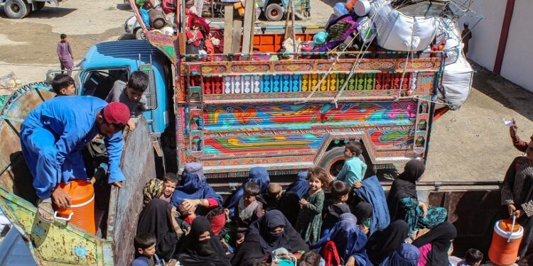 کډوال؛ پرون له ایران او پاکستانه ۲۵۰۰ کورنۍ هیواد ته را ستنې شوې