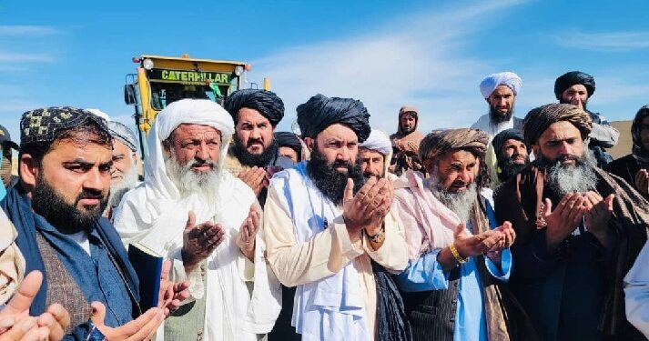 کندهار؛ ښورابک ولسوالۍ کې د ۹۰ کیلومتره سړک د رغولو چارې پیل شوې دي