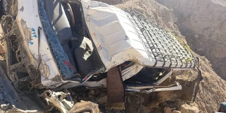 فاریاب؛ په خونړۍ ترافیکي پېښه کې ۲۵ کسانو ته مرګ ژوبله اوښتې