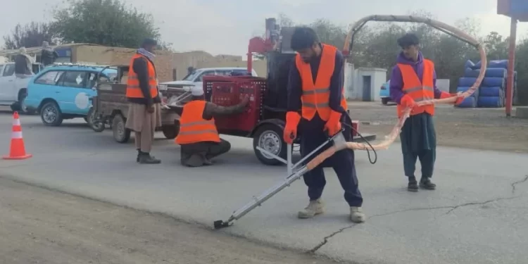 کندوز کې د ۳۵ کیلومتره سړک د داغګیرۍ چارې پيل شوې دي
