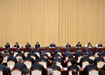 شي جين پينګ د تنکيو ځوانانو د افکارو او اخلاقو د روزنيزو چارو لارښوونه وکړه
