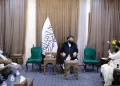 د کډوالو وزیر د اقتصاد له وزیر قاري دین محمد حنیف سره کتلي