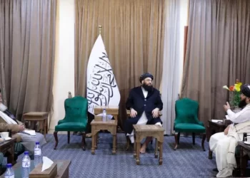 د کډوالو وزیر د اقتصاد له وزیر قاري دین محمد حنیف سره کتلي