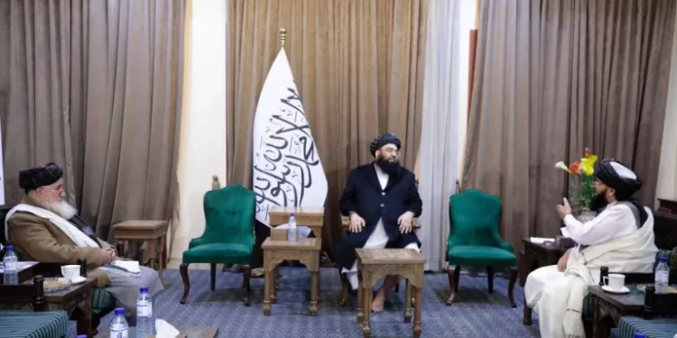 د کډوالو وزیر د اقتصاد له وزیر قاري دین محمد حنیف سره کتلي