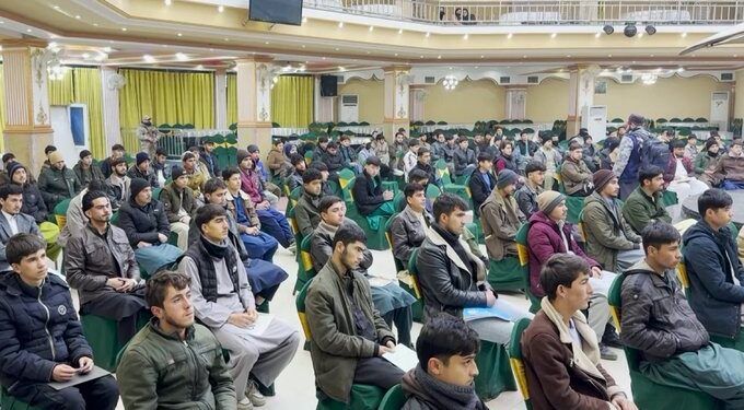 بلخ کې لسګونه ځوانانو ته د وړیا زده کړو زمینه برابره شوې