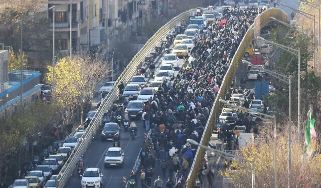ایران کې روان لاریونونه نور هم پراخ شوي