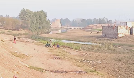 پاکستان کې پر افغان کډوالو اوبه او برېښنا پرې شوې