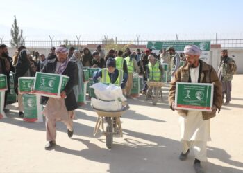 ملک سلمان مرستندویه بنسټ؛ په سمنګان کې له اړمنو سره د خوراکي توکو مرسته کړې