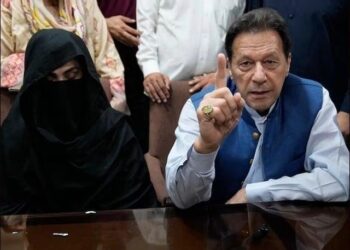 عمران خان او مېرمن یې په ۱۷ کاله بند محکوم شول
