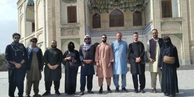 افغانستان ته تېره میاشت نږدې ۲۵۰۰ بهرنیو وګړو تګ راتګ کړی