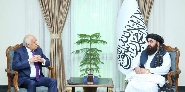 مولوي امیر خان متقي له زلمي خلیلزاد سره پر دوه اړخیزو اړیکو خبرې کړې