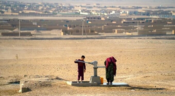 وچکالۍ؛ د ملیونونو افغانانو لپاره اوبو ته لاس رسی ستونزمن کړی
