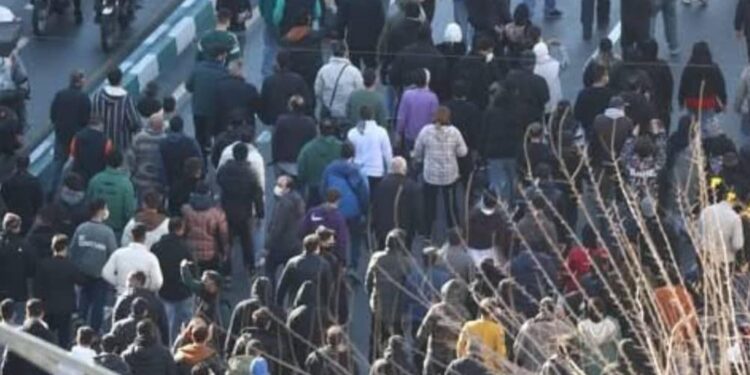 ایران کې پیل شوي لاریونونه له تېرو ۱۶ ورځو را هیسې دوام لري