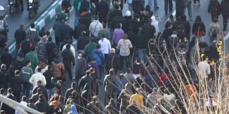 ایران؛ په ګڼو ښارونو کې له تېرو ۷ ورځو راهیسې لاریونونه روان دي