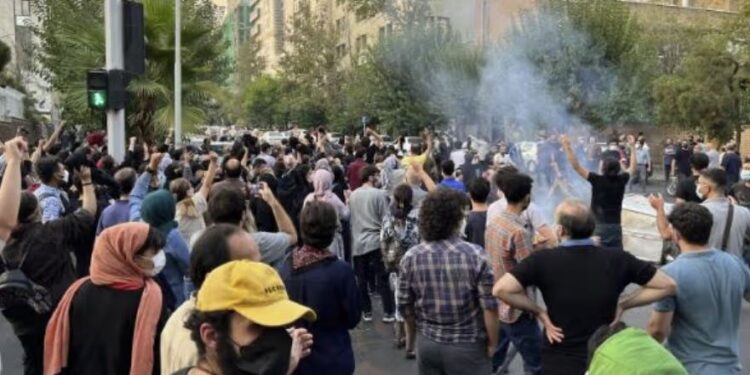 ایران؛ په روانو لاریونونو کې د وژل شویو کسانو شمېر ۳۴ ته رسېدلی