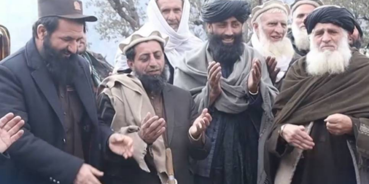 نورستان کې د خلکو په شخصي لګښت یوه ښوونځي ته ودانۍ جوړیږي
