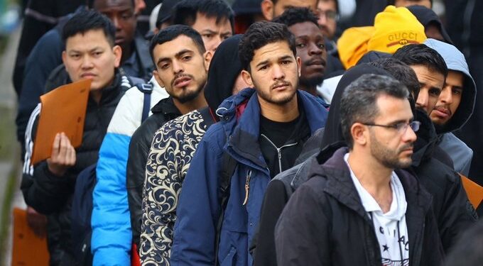 المان د افغان پناه غوښتونکو د منلو کچه ټيټه کړې ده