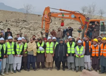 کاپیسا؛ د ۶۵۰ میلیونه افغانیو په لګښت د سړک قیرکولو چارې پیل شوې