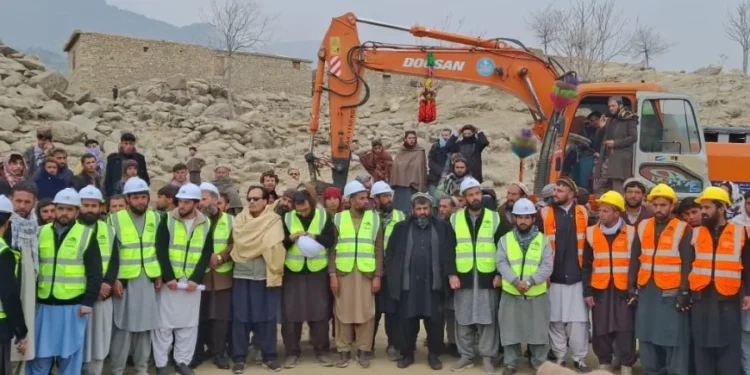 کاپیسا؛ د ۶۵۰ میلیونه افغانیو په لګښت د سړک قیرکولو چارې پیل شوې