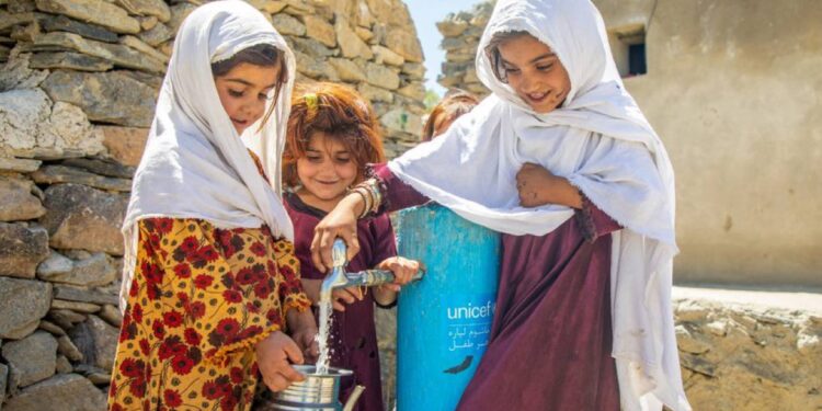 یونیسف: په ۴ ولایتونو کې ۲۶ زرو کسانو ته د اوبو رسولو سیستمونه رغول شوي