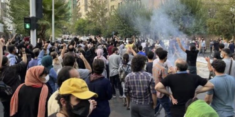 ایران؛ په روانو لاریونونو کې لږ تر لږه ۱۶کسان وژل شوي