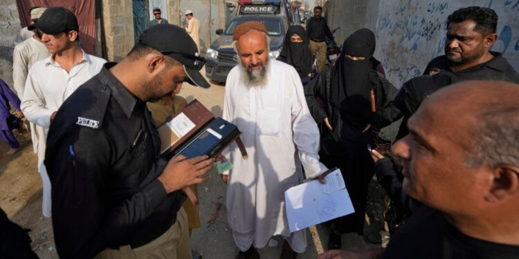 یو این ایچ سي ار: هره ورځ زرګونه افغانان له پاکستان څخه ایستل کېږي