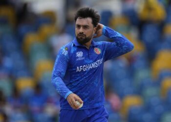 حامد کرزي راشدخان ته د نوي نړۍوال ریکارډ مبارکي ویلې