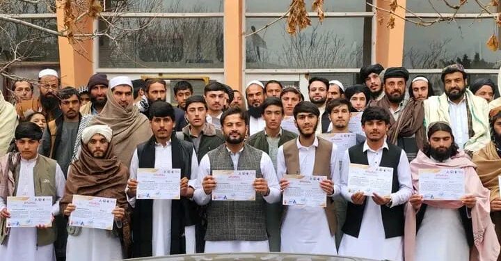 لوګر کې د ویناوالۍ روزنیز کورس څخه لسګونه ځوانان فارغ شول