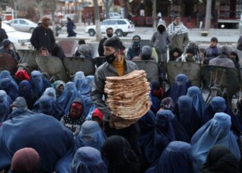 نیویارک ټایمز: افغانستان د نړیوال مرستو بندېدو له ستر بشري ناورین سره مخ کړی