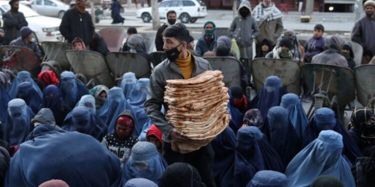 نیویارک ټایمز: افغانستان د نړیوال مرستو بندېدو له ستر بشري ناورین سره مخ کړی