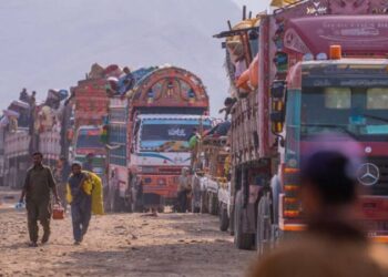 چارواکي: پاکستاني لارۍ تر خپلو مېنو د افغان کډوالو د لېږد اجازه نه‌لري