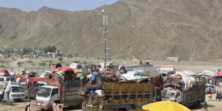 کډوال؛ له ایران او پاکستانه پرون ۴۵۹ کورنۍ را ستنې شوې دي