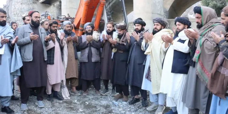 ننګرهار؛ تورخم او اچین ولسوالۍ کې د ۲ پلونو د بیارغولو چارې پیل شوې