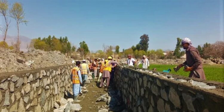 لغمان؛ د یوه کانال د بیارغولو چارې پیل شوې دي