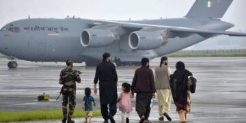 هند؛ په منځني ختیځ کې د امنیتي کړکېچ له امله زرګونه وګړي ایستلي