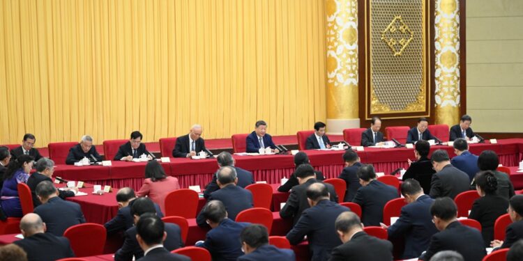 شي جين پينګ د چين د ولسي سياسي مشورتي کنفرانس د ملي کمېټې له غړو سره ولیدل