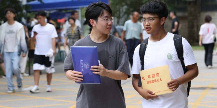 د چين په لوړو زده کړو کې د شمولیت کچه له ۶۰٪ څخه اوښتې ده