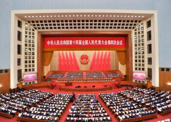 شي جین پينګ او نورو ګوندي او دولتي مشرانو د ۱۴ م ملي ولسي کانګرېس د څلورمې کلنۍ غونډې په دويمه عمومي ناسته کې ګډون وکړ