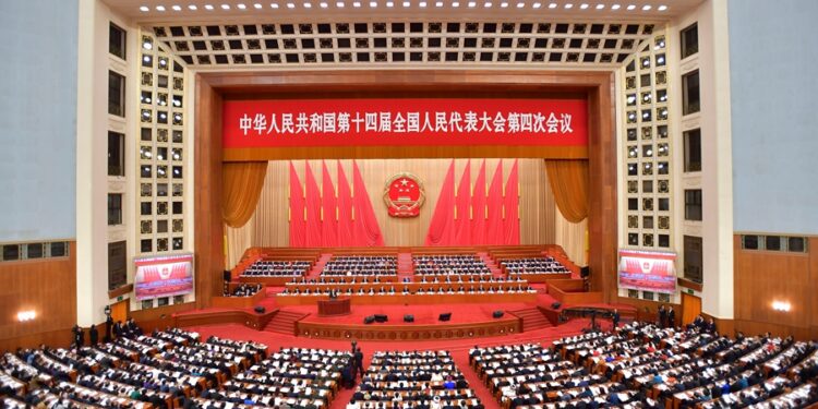 شي جین پينګ او نورو ګوندي او دولتي مشرانو د ۱۴ م ملي ولسي کانګرېس د څلورمې کلنۍ غونډې په دويمه عمومي ناسته کې ګډون وکړ