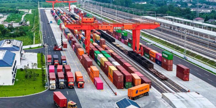 د روان کال په لومړيو ۲ مياشتو کې د چين د صادراتو او وارداتو اندازه ۱۸ اعشاريه ۳ سلنه زياته شوې