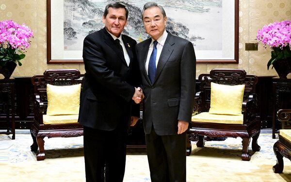 وانګ يي له خپل ترکمنستاني سیال سره ولیدل