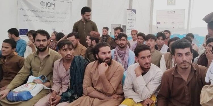 کډوالو وزارت: د پاکستان له زندانونو ۲۱ افغان کډوال را خوشې شوي