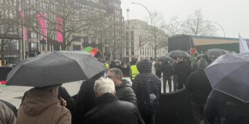 المان کې سلګونه افغانانو د پاکستان پر ضد لاریون وکړ