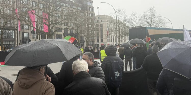 المان کې سلګونه افغانانو د پاکستان پر ضد لاریون وکړ