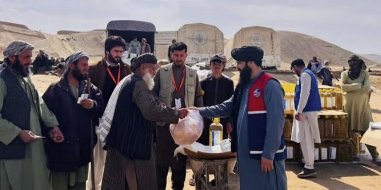 بلخ؛ له نږدې ۱۵۰۰ اړمنو کورنیو سره د خوراکي توکو مرسته شوې