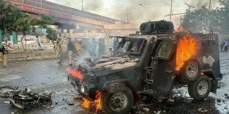 پاکستان کې د لاریونونو پرمهال ۱۶ کسان وژل شوي دي