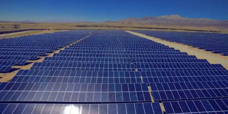 غزني کې د ۱۳۰ میګاواټه لمریزې برېښنا دستګاه جوړیږي