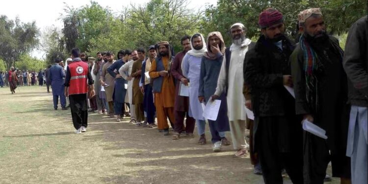 سره صلیب؛ ننګرهار کې له ۲زرو راستنو شویو کورنیو سره نغدي مرستې کړې